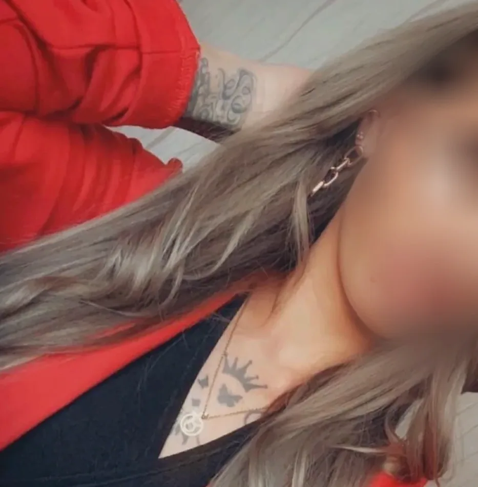 Lilly, 32